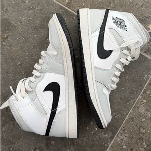Nike Jordan 1 Mids - Light Smoke Grey
Size: 8.5 W